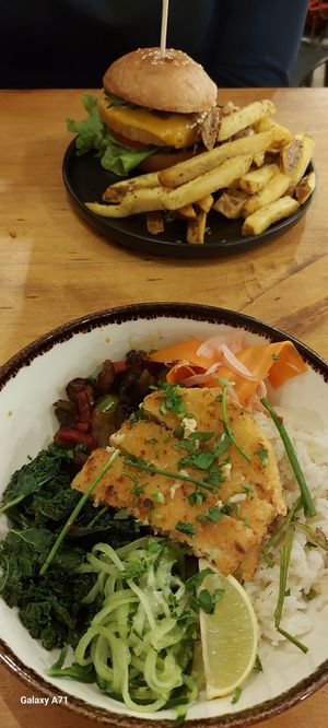 Bowl Katsu y hamburguesa de "pollo" at Apuro Vegan Bar in Porto