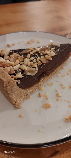 Tarta snickers at Apuro Vegan Bar in Porto
