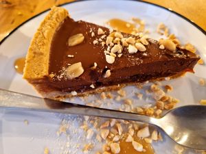 Pastís d'snicker at Apuro Vegan Bar in Porto