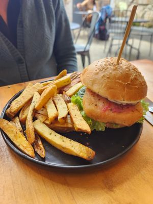 Fish burger at Apuro Vegan Bar in Porto