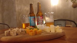 Deliciosa tábua de queijos vegan e as maravilhosas cervejas artesanais MUSA. at Apuro Vegan Bar in Porto