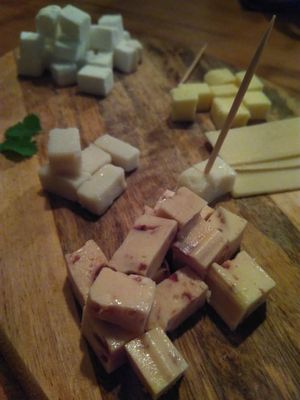 Tábua de queijos vegetais at Apuro Vegan Bar in Porto