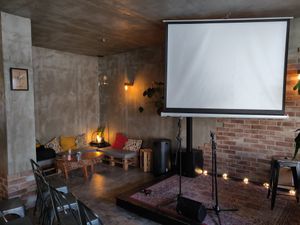 Entertainment at Apuro Vegan Bar in Porto