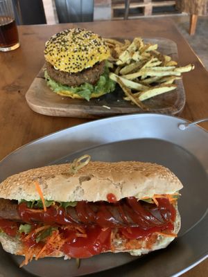 Hot Dog und Linsen-Burger at Apuro Vegan Bar in Porto