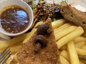 Seitan Schnitzel mit dunkler Sauce, an Pommes und Salat   at Olivo d'Oro in Marktheidenfeld-altfeld