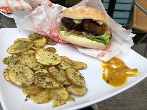 Hamburguesa de falafel / Falafel Burger at Vegan'us Cocina Feliz - Puente Aranda in Bogota