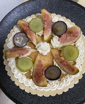 raw tart with "cheese" filling, 16cm, decorated with figs and grapes at La Primeur in Zushi