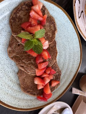 Vegan pancakes made with oats and almond milk   at Kidoce in Armacao De Pera
