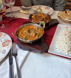 Champiñones con salsa y patatas, arroz y garlic naan   at Shahi in Valencia