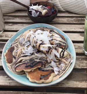 vegan pancakes with peanutbutter and chocolate and the acai bowl at Laundry Lounge in Sagres