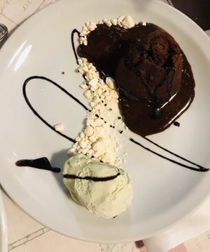 Volcano chocolate with ice cream and meringue 🤤 at Caléndula in Mendoza