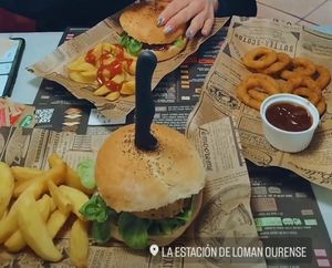 Hamburguesa con patatas y rebozados veganos at La Estación de Loman in Ourense