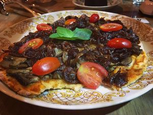 Pizza pão sírio, molho de tomate da casa, cogumelos no azeite e cebolas caramel at Agridoce in Porto Alegre