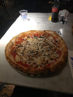 Vegan pizza with mushrooms at Gino e Toto Sorbillo in Naples