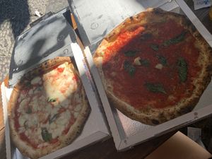 Mega lecker! Marinara und Margherita at Gino e Toto Sorbillo in Naples