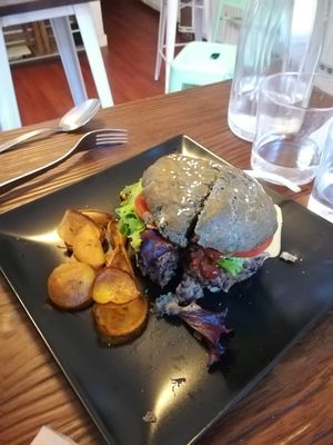Hamburguesa Black Angus con chips de plátano at Beary Green in Madrid