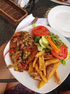 Parrillada especial, seitan steak, courgette and peppers, chips and salad at Prana Vegan in Arequipa