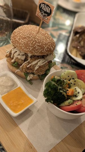 🍔 Kentucky Burger at Prana Vegan in Arequipa