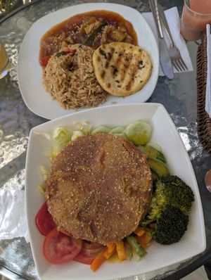 Poke bowl with Seitan millanese and tipakay with tofu at Prana Vegan in Arequipa