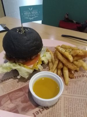 Charcoal bun burger at Vega Vega - Cinco de Outubro in Macau