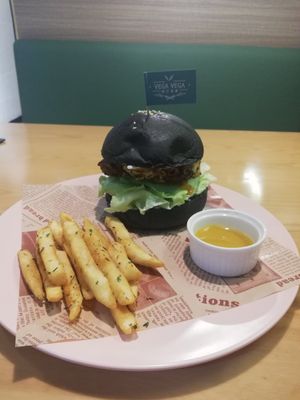 Charcoal burger at Vega Vega - Cinco de Outubro in Macau