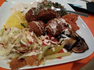 Falafel Teller vegan at Laziz Kumpir & Falafel in Hamburg