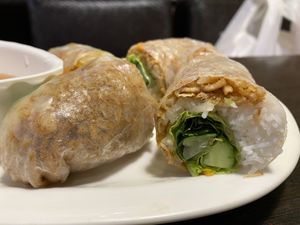 Closeup spring rolls at Yuè Xiāng YǎngShēng SùShí 越鄉養生素食 in Taipei