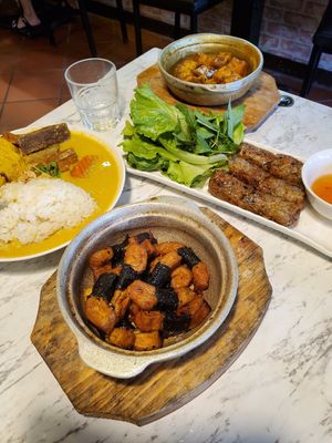 Seaweed rolls, spring rolls, curry at Yuè Xiāng YǎngShēng SùShí 越鄉養生素食 in Taipei