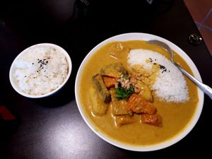 Curry with two rice. 140 NTD at Yuè Xiāng YǎngShēng SùShí 越鄉養生素食 in Taipei