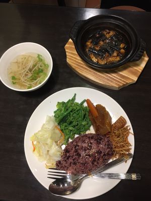 紅燒海苔豆腐捲套餐$140 at Yuè Xiāng YǎngShēng SùShí 越鄉養生素食 in Taipei