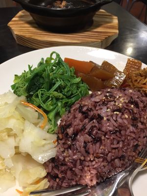 紫米飯可選擇 at Yuè Xiāng YǎngShēng SùShí 越鄉養生素食 in Taipei