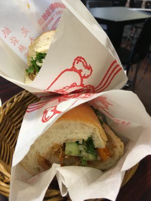 Yes, banh mi that was actually deeeeeelicious! at Yuè Xiāng YǎngShēng SùShí 越鄉養生素食 in Taipei