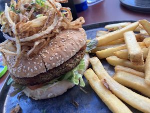Veganer Bonnieburger mit Pommes und Zwiebelringen  at Bonnie & Clyde in Stuttgart