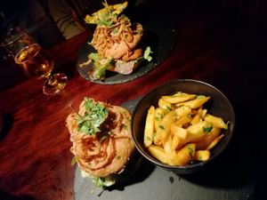 Falafel Burger und Garlic Fries at Bonnie & Clyde in Stuttgart