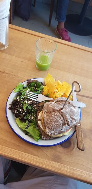 Burger and gree juice at Las Vegan in Lisbon