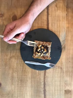 Apple crumble with walnuts and chocolate sauce at Las Vegan in Lisbon