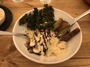 Salada quente de quinoa e kale at Las Vegan in Lisbon