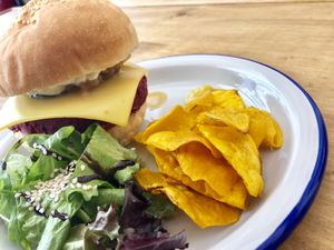 Um burguer daqueles ! at Las Vegan in Lisbon