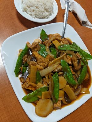 pad cashew with tofu at Mama's Thai Cafe in Grand Haven