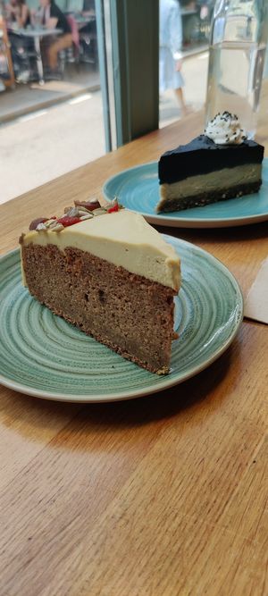 Carrot cake et cheesecake yuzu sésame noir at la petite graine in Limoges