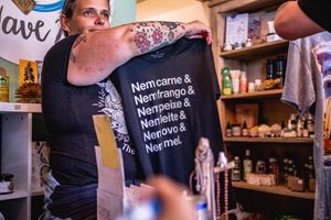 T-shirts ativistas e veganas  at Wave 269 in Ericeira