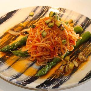 ESPAGUETE DE PUPUNHA COM MOLHO DE TOMATE RÚSTICO, ASPARGOS, ABOBRINHA E CHAMPIGNON at Frutaria Pitaya in Sao Paulo