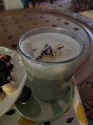 black sesame charcoal latte  at La Citronnade in Besancon