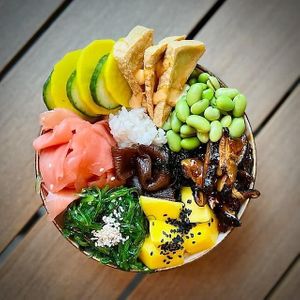 Sushi Bowl z grzybami shitake, edamame, imbirem marynowanym. at Vege Love in Warsaw