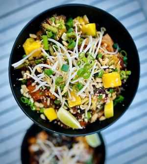 Pad thai z makaronem ryżowym, brokułami, fasolką, tofu, orzechami ziemnymi i szczypiorkiem.  at Vege Love in Warsaw