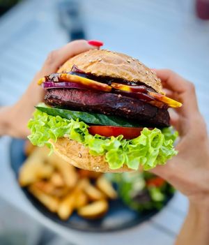Burger BBQ z kotletem z buraka  at Vege Love in Warsaw