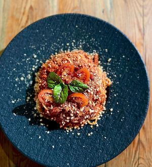 Spaghetti pomidorowe z wegańskim parmezanem. at Vege Love in Warsaw