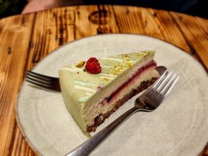 Ciasto pistacjowe (wegańskie, bez cukru, bezglutenowe) at Vege Love in Warsaw