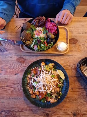 Orient Bowl & Vege Pad Thai at Vege Love in Warsaw