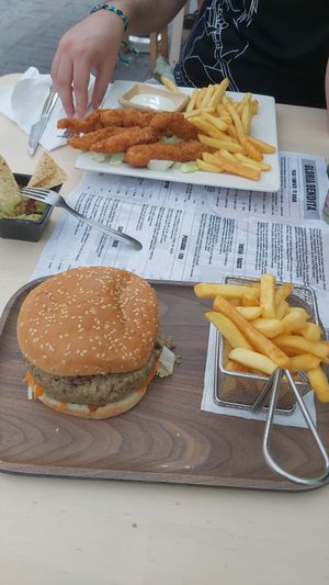 Hamburguesa de quinoa y berenjenas, deliciosa. at Gloria Bendita in Malaga
